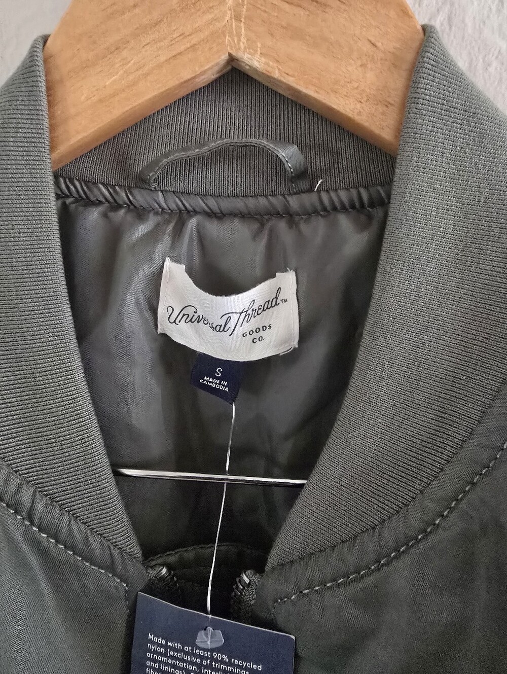 NWT! Universal Thread, Women's Satin Bomber Jacket, Green, Size Small, MSRP $50 - Picture 6 of 7